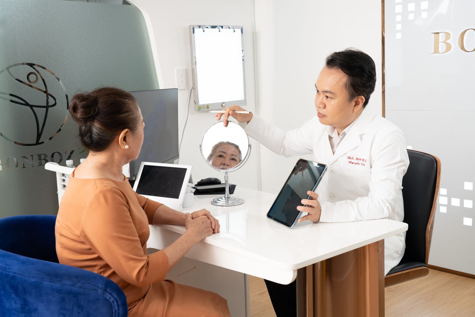 Bác sỹ BonBoz Clinic cùng khách hàng xem trước gương khi tư vấn