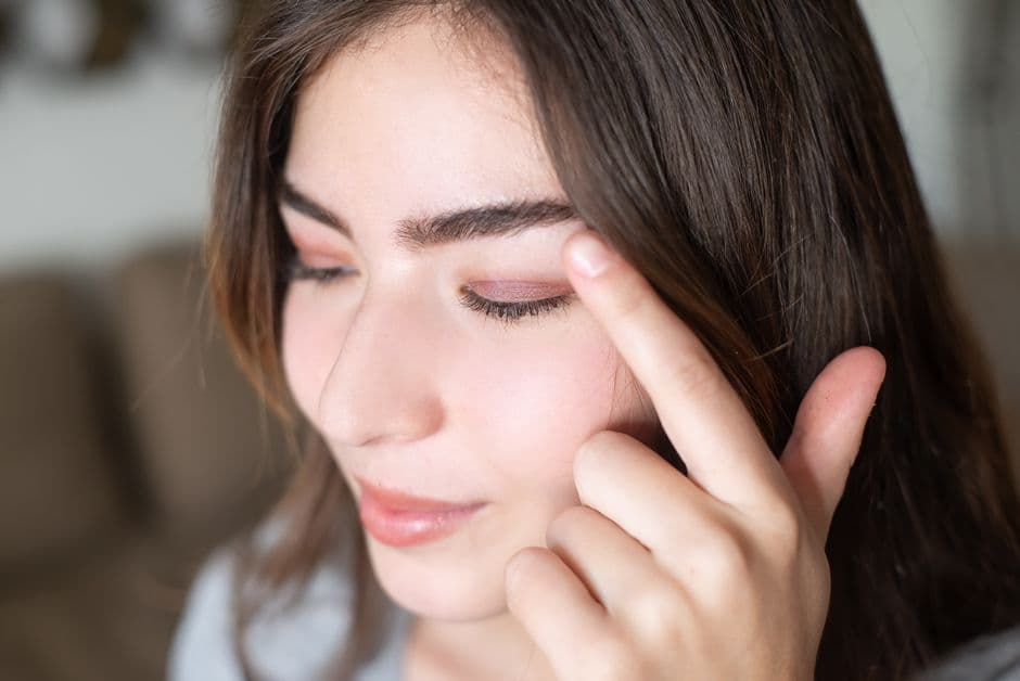 Cắt chỉ mí mắt bị sót có sao không? Hướng dẫn xử lý an toàn