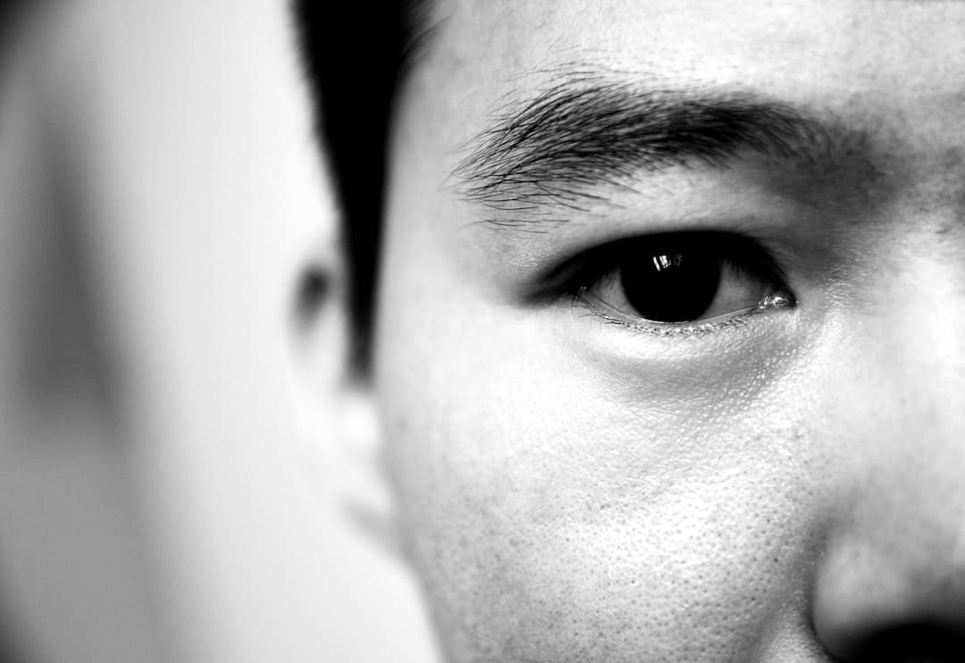 Ảnh minh hoạ — Close-up black and white portrait of a person's eye