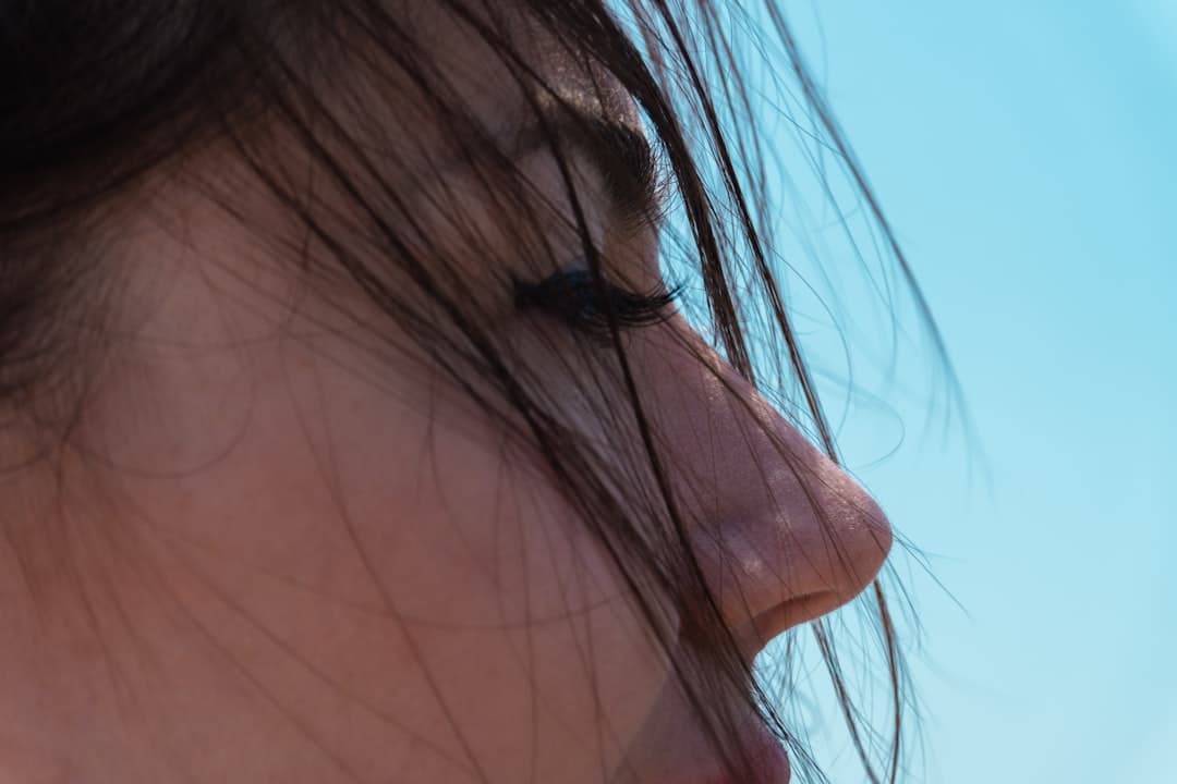 Ảnh minh hoạ — Close-up profile of a young woman against blue sky