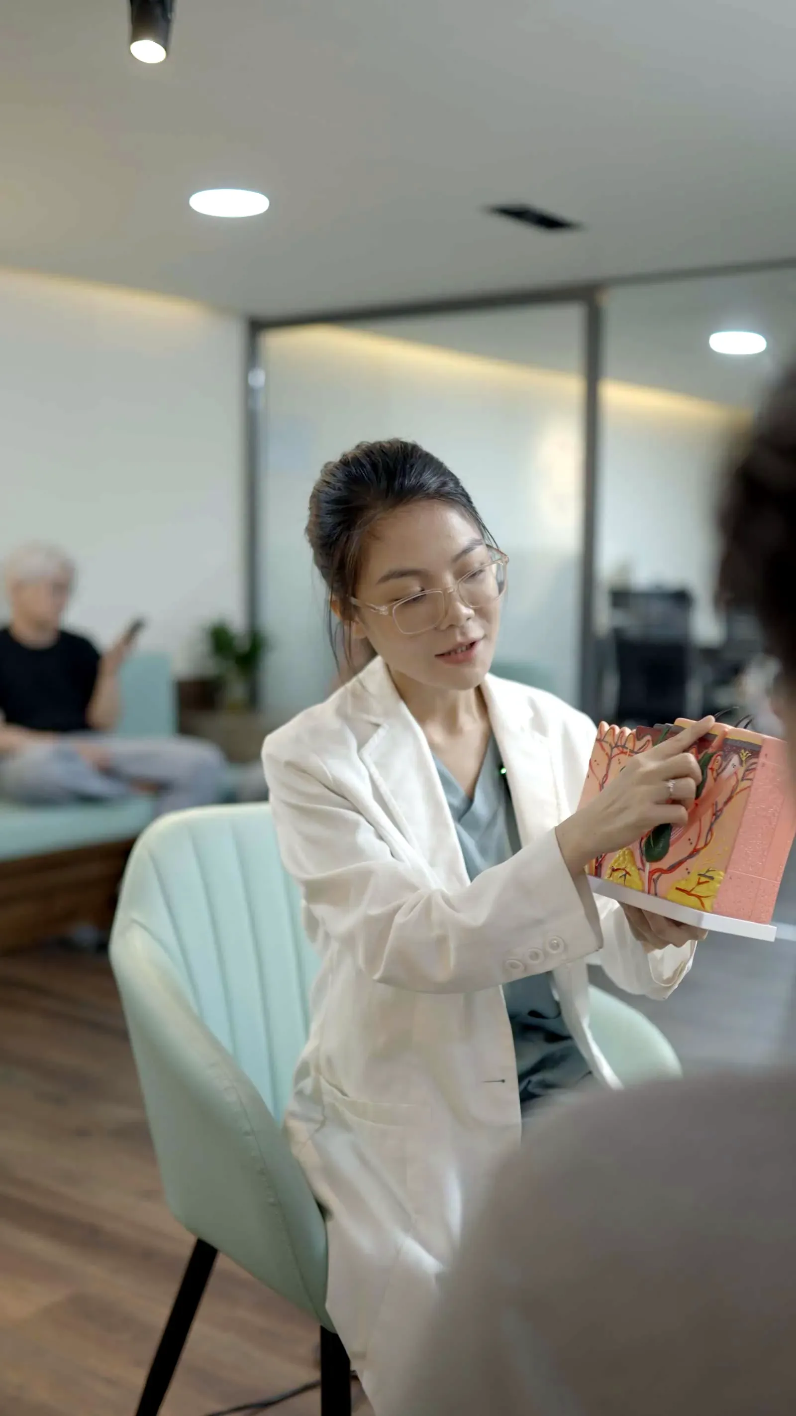 BS Bùi Thị Kim Kha giải thích trên mô hình da