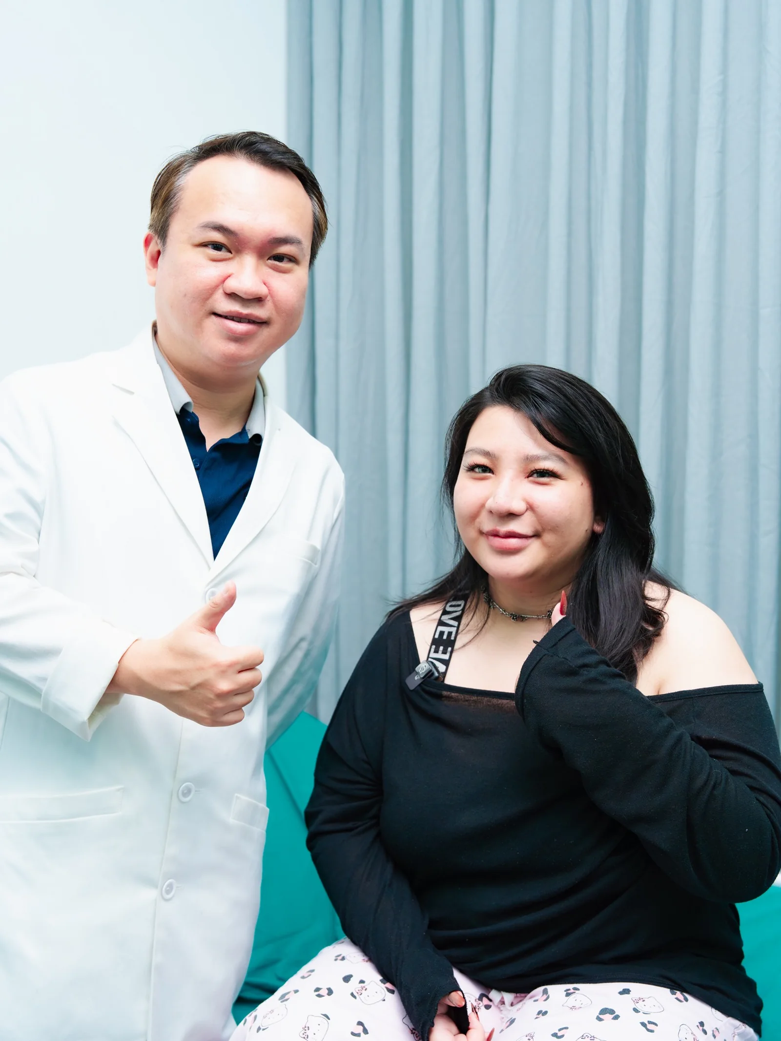 BS Nguyễn Xuân Vũ cùng khách tại phòng khám