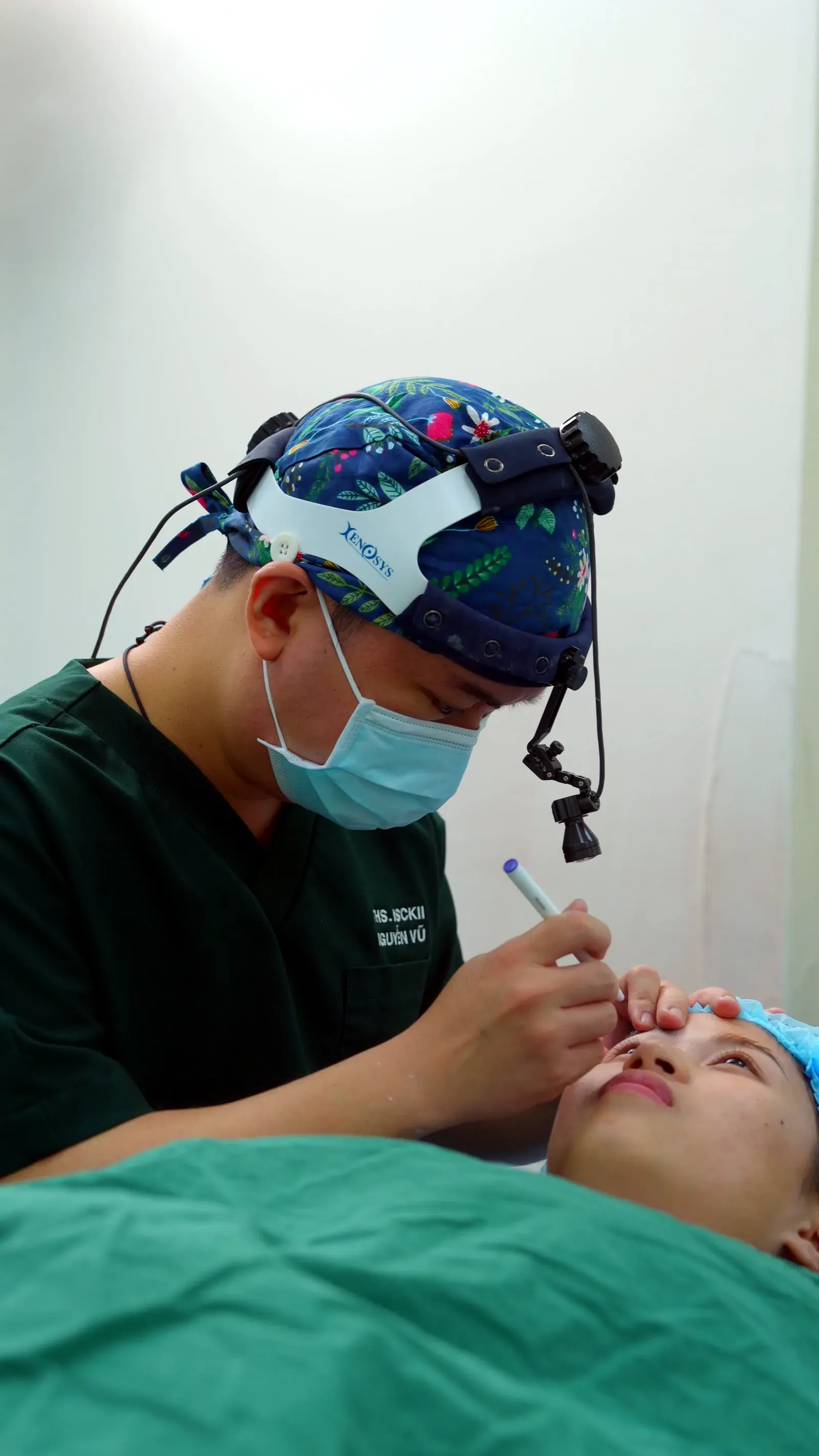 BS Nguyễn Xuân Vũ đánh dấu trước phẫu thuật mũi