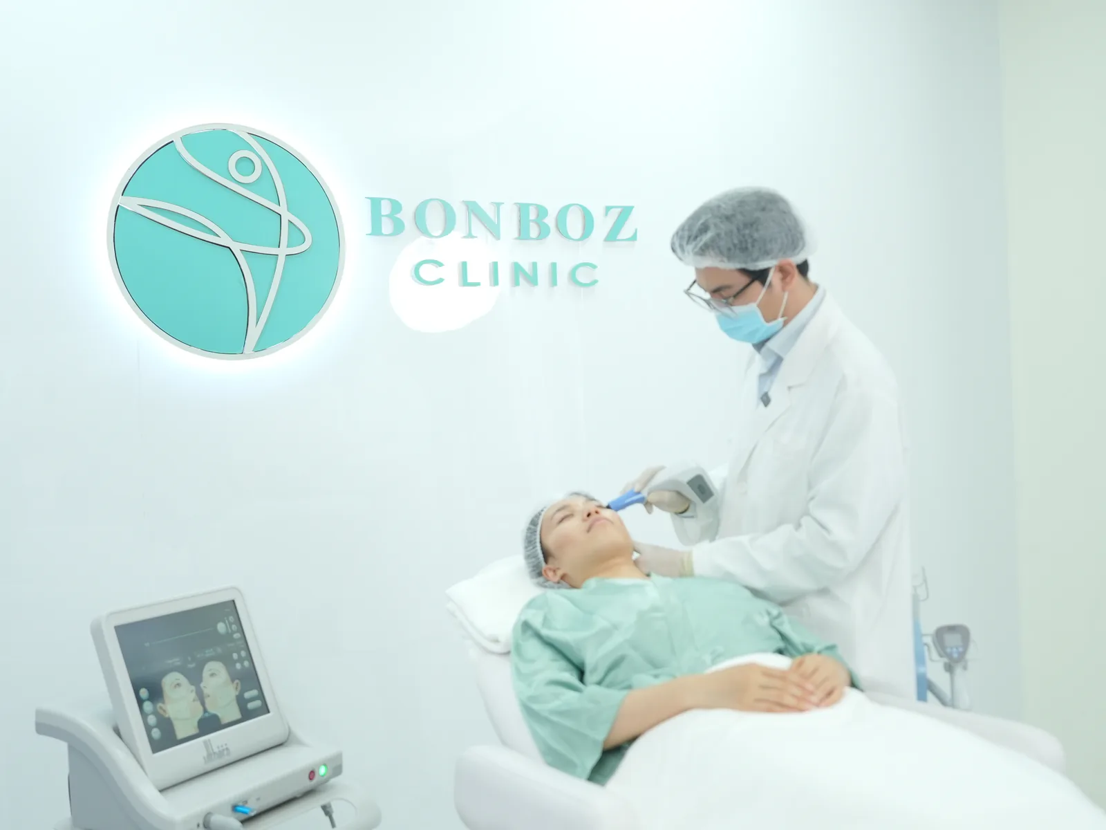 Bác sỹ điều trị cho khách tại phòng thủ thuật