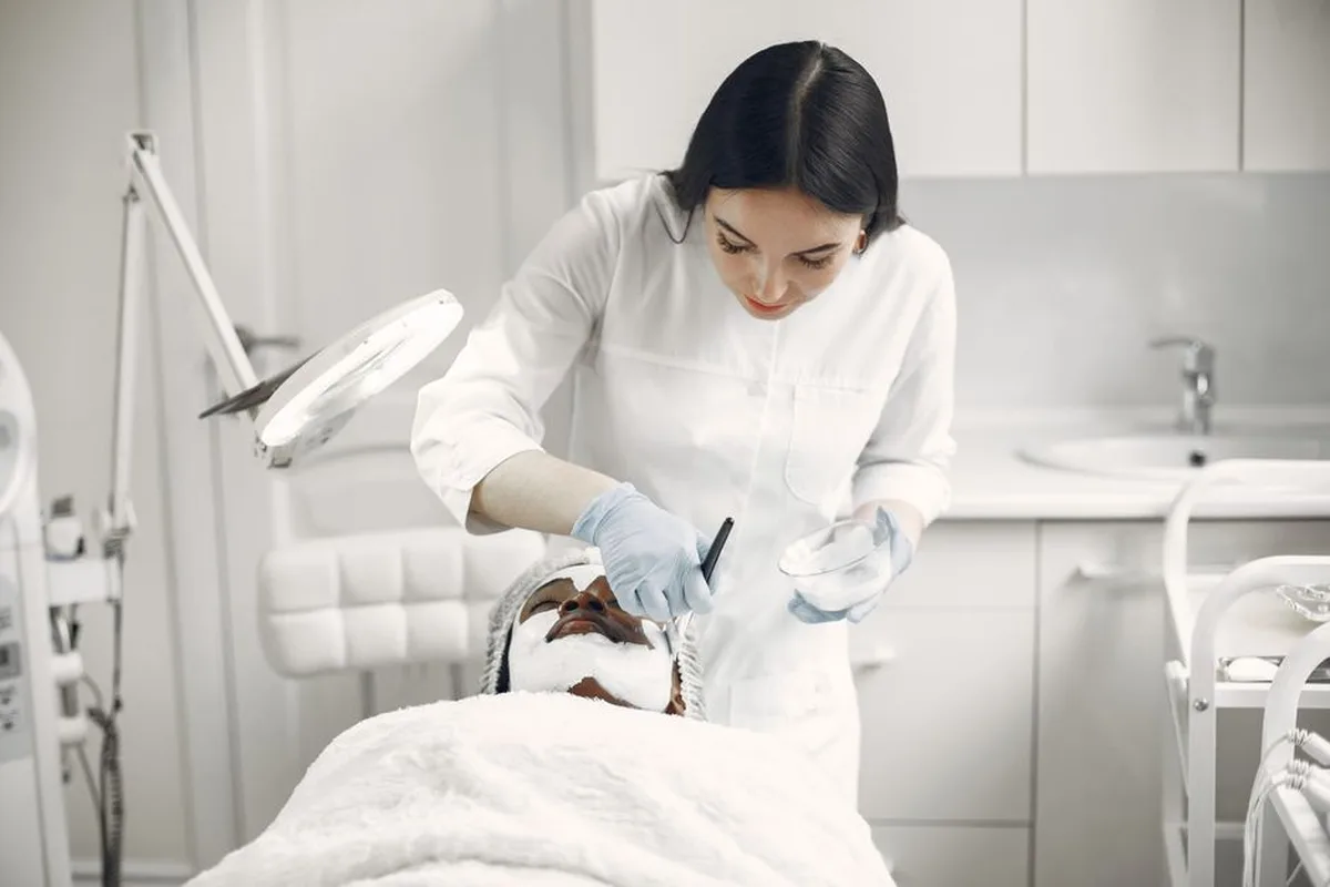 Lăn kim vi điểm trị sẹo rỗ: hiệu quả tới đâu và khác laser thế nào?