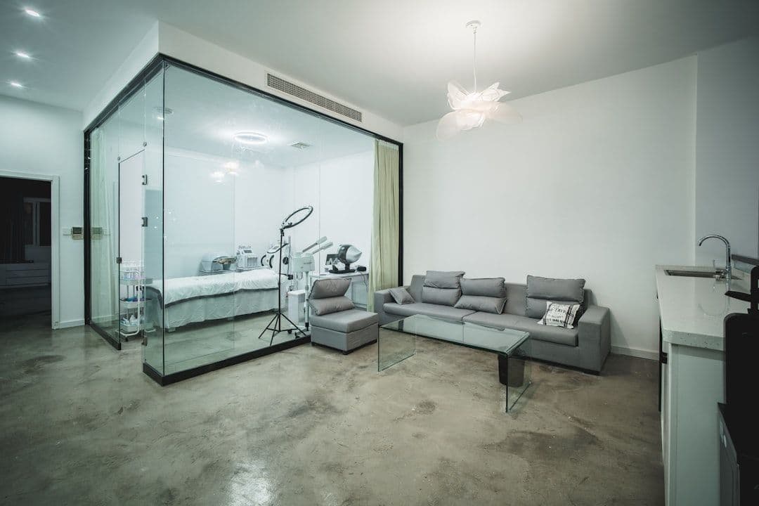 Ảnh minh hoạ — gray sectional couch beside glass top coffee table
