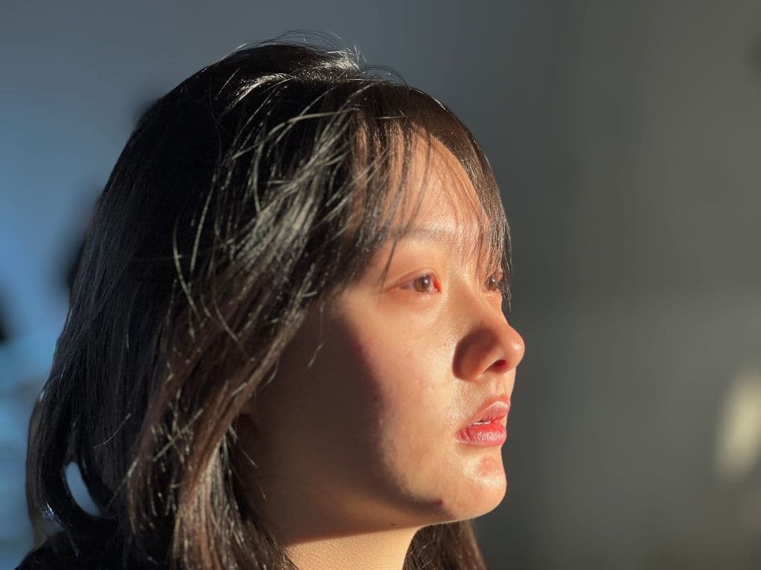 Ảnh minh hoạ — a close up of a person with long hair