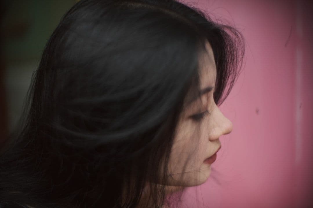 Ảnh minh hoạ — a close up of a person with long hair