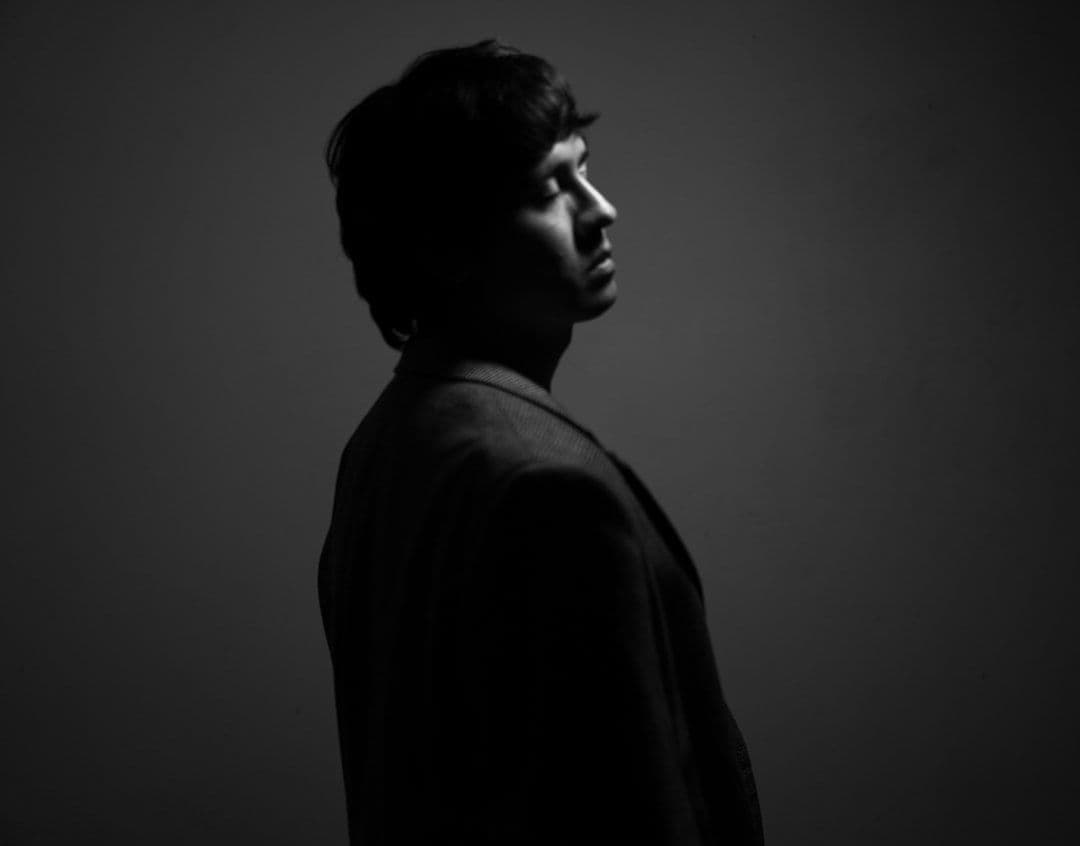 Ảnh minh hoạ — Man in silhouette looks pensively away.
