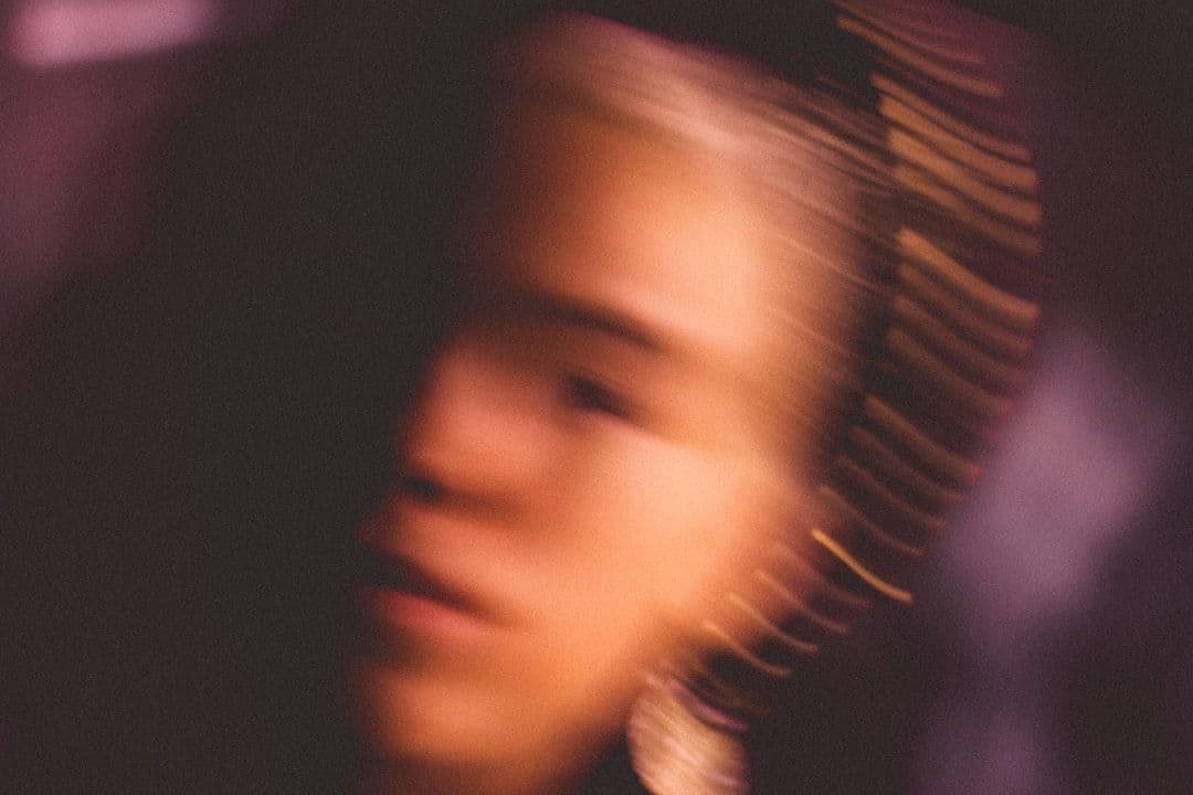 Ảnh minh hoạ — a blurry photo of a person with a hair brush