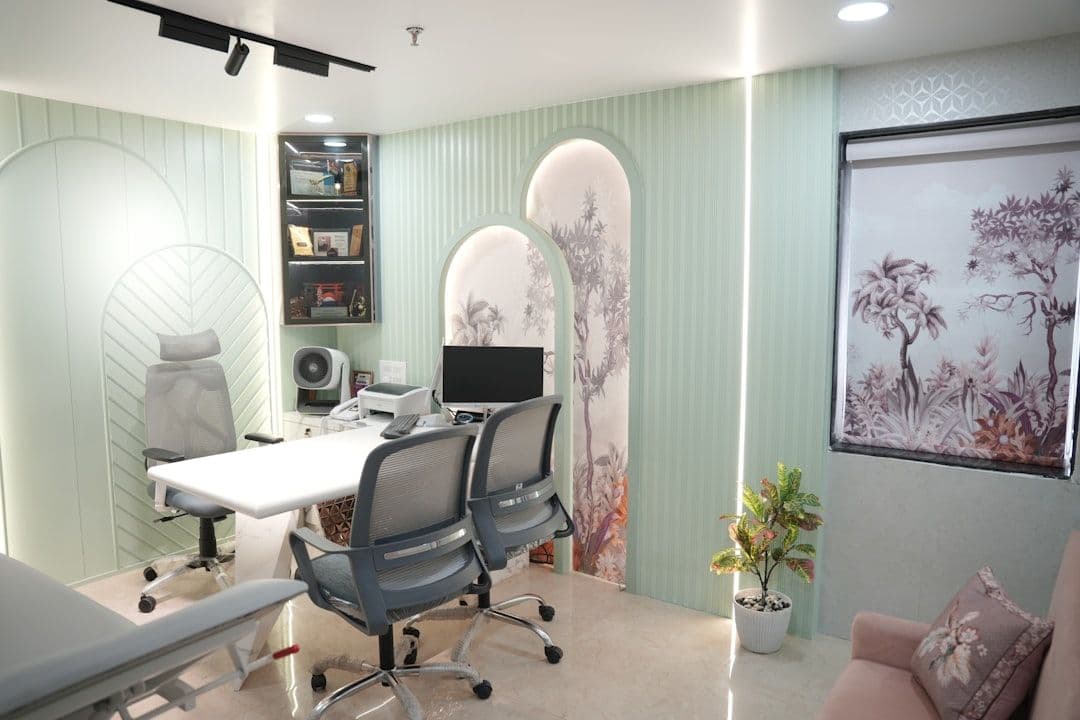 Ảnh minh hoạ — Modern office with desk, chairs, and computer.